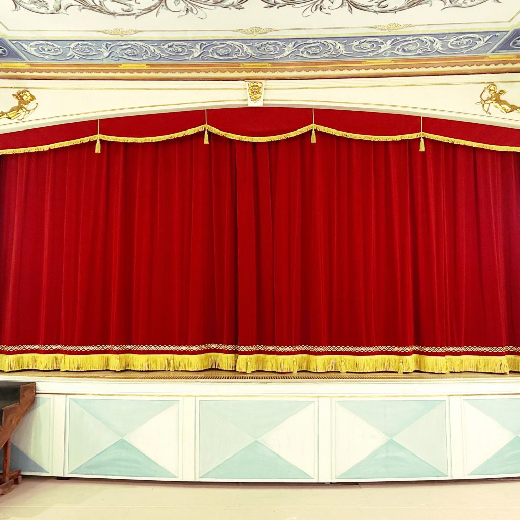 glavni zastor kazalisni plis